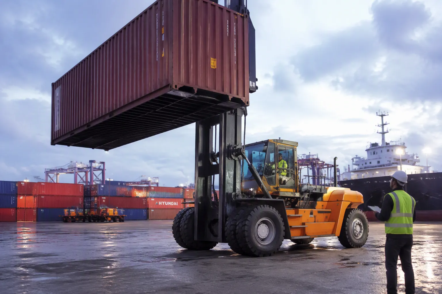 How to Choose a Big Capacity Diesel Forklift for Port and Mine Operations