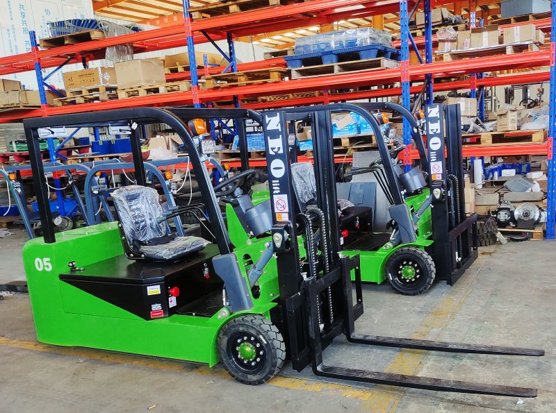 Application of electric ultra-low three-wheel forklift