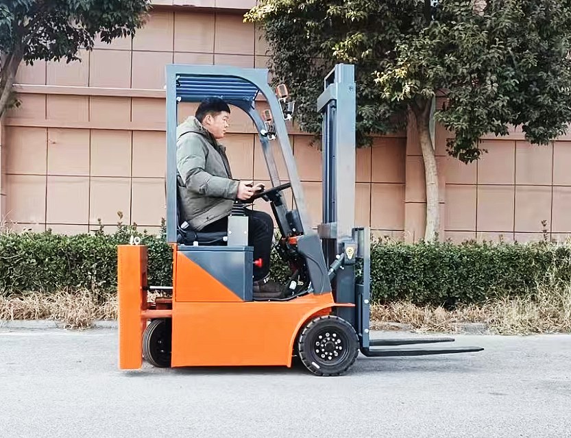 Application of ultra-short mini three-wheel electric forklift 