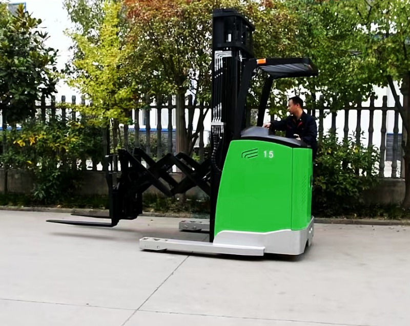 Application of stand on  double-deep scissor-type reach truck