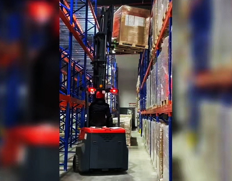 Application of electric articulated forklift