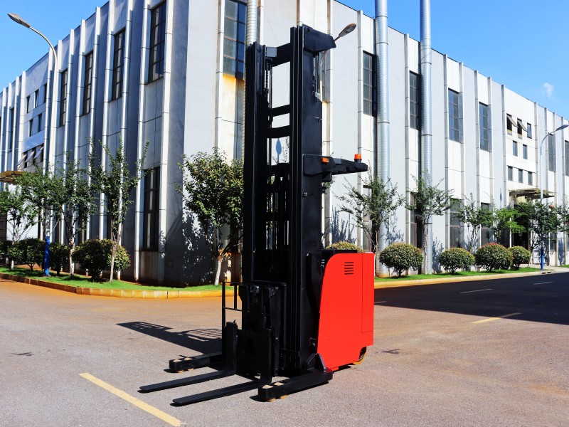 A double-deep scissor reach truck will be shipped to Europe