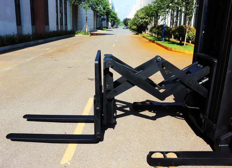 NEOlift double-deep scissor forklift