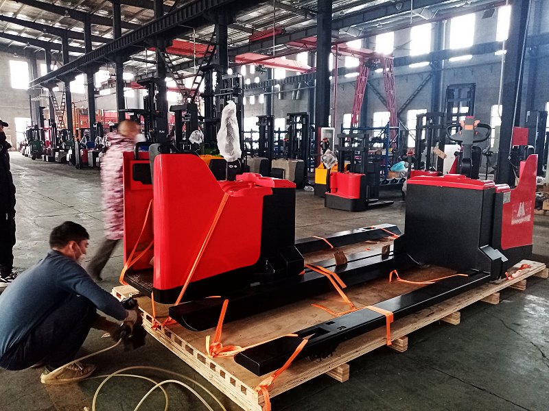 A customized semi-enclosed stand on coil truck will be sent to Turkey