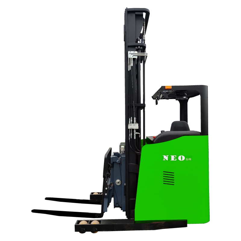 Seated double deep scissor reach truck