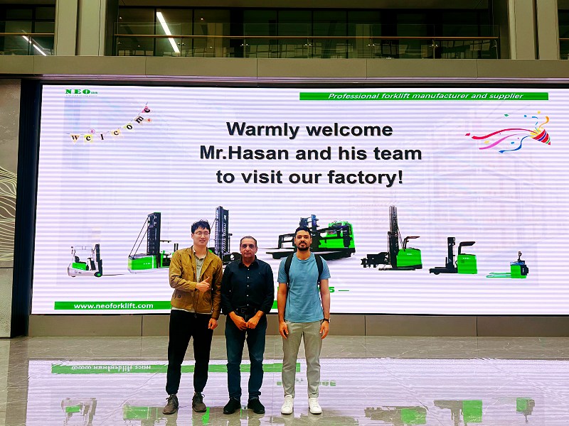 NEOlift Welcomes Middle East’s Leading Logistics Company for Factory Tour and Man Up VNA Forklift Demonstration