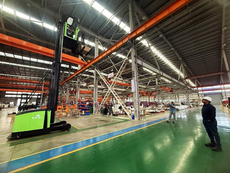 The Rise of Electric VNA Forklifts: Revolutionizing Warehouse Efficiency