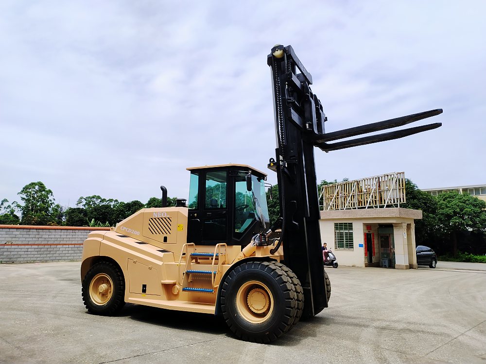 Heavy-duty diesel counterbalance forklift with the mast raised high, showing how lift height affects rated capacity Heavy-duty diesel counterbalance forklift with the mast raised high, showing how lift height affects rated capacity